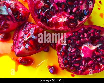 Melagrane su giallo Foto Stock