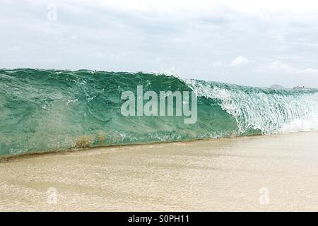 Camera di rottura onde sulla spiaggia Foto Stock