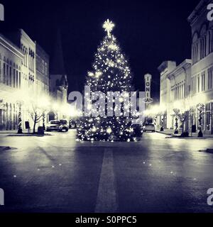 Albero di Natale si illumina di Main Street Foto Stock
