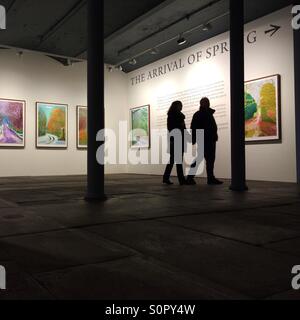 Un paio di visualizzazione di David Hockney è l'arrivo della primavera mostra di Salts Mill Saltaire Bradford Foto Stock