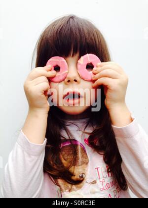 3 anno vecchia ragazza utilizzando biscotti per la ricerca pur Foto Stock