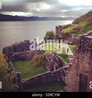 Una splendida vista del lago di Loch Ness e il Castello Urquhart dopo una doccia a pioggia. Foto Stock