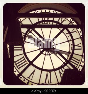 Orologio stazione al Musee D'Orsay a Parigi presso il ristorante Foto Stock