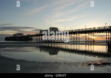 Worthing Pier al tramonto con la marea Foto Stock