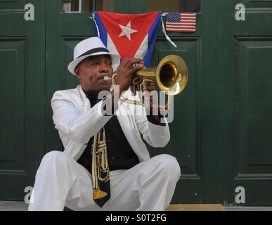 Uomo cubano a suonare la tromba sulle strade di La Habana Foto Stock