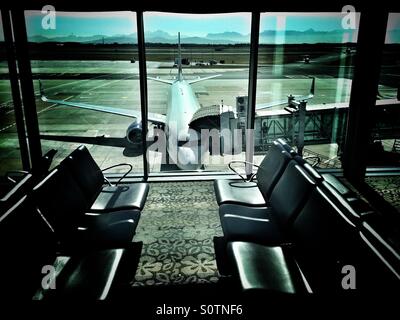 Aeromobile sull'asfalto come visto dall'interno dell'Aeroporto Internazionale di Città del Capo Foto Stock