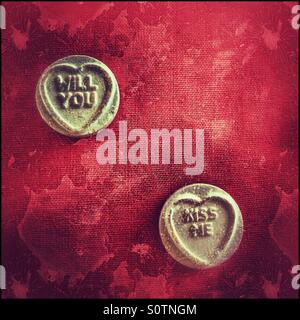 Vi kiss me , loveheart dolci. Foto Stock