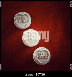 Vi kiss me il mio eroe, loveheart dolci. Foto Stock