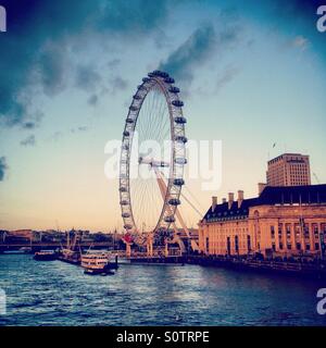 Il London Eye, ruota panoramica sulla riva sud del Tamigi, Londra, Regno Unito. Foto Stock