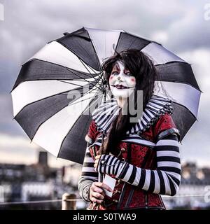 Ragazza vestita come scary clown per la Whitby Goth Festival Foto Stock