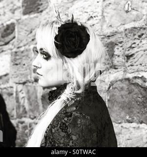 Abbastanza goth ragazza vestita a Whitby Goth Festival Foto Stock