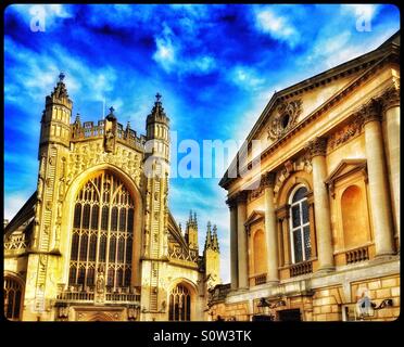 Una vista di Abbazia di Bath sulla sinistra e le camere della pompa sulla destra, nella città di Bath, Inghilterra. Vasca da bagno è un sito Patrimonio Mondiale dell'UNESCO. Credito foto - © COLIN HOSKINS. Foto Stock
