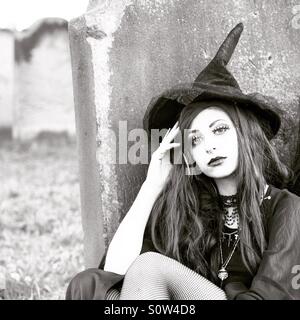 Ragazza in late teens vestito in costume come una strega per la Whitby goth festival Foto Stock