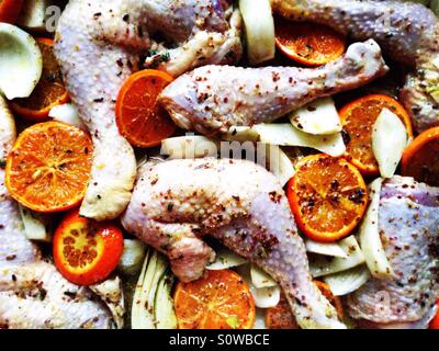 Marinata di pollo organico con finocchio e clementine fette in una teglia da forno Foto Stock