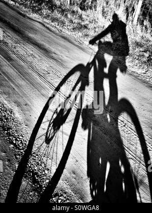 Mountain bike rider Selfie ombra su una pista sterrata Foto Stock