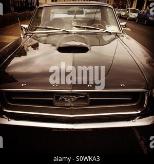 Vintage Ford Mustang auto parcheggiata su una strada di Dublino in Irlanda Foto Stock