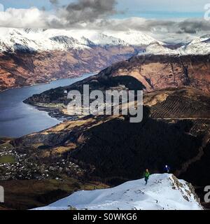 Due alpinisti sulla Scuola Casa sopra arête Ballachulish in Glencoe Scotland Regno Unito Foto Stock