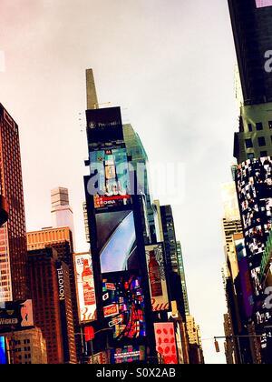 Grattacieli in time square sono coperti di tabelloni elettronici Foto Stock