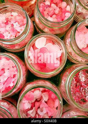 Vasi di vetro di colore rosa perle di plastica Foto Stock