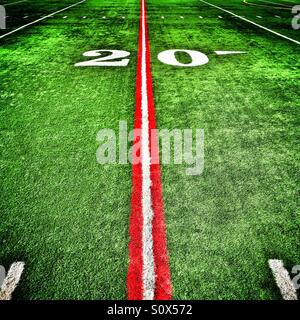 Venti linea cantiere dipinte di rosso su un americano di campo di calcio Foto Stock