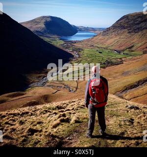 Hill Walker guardando fuori per Wastwater e testa Wasdale, nel distretto del lago, Cumbria, Inghilterra Foto Stock