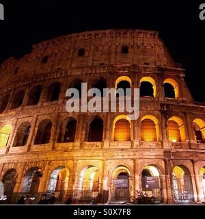 Il Colosseo di Roma illuminata di notte Foto Stock