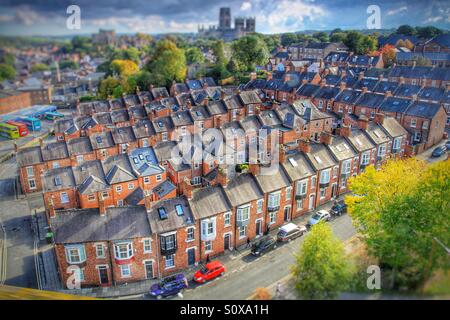 Guardando verso il basso sul file di case a schiera nella città di Durham. La Cattedrale di Durham come sfondo di vecchio stile case terrazza. Foto Stock