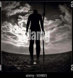 Antony Gormley statua su Crosby Beach, Liverpool, Regno Unito. Foto Stock