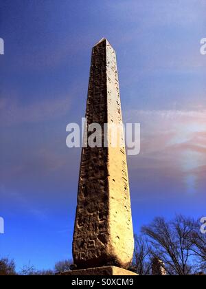 Cleopatra Needle è un obelisco storico nel Central Park di New York City Foto Stock