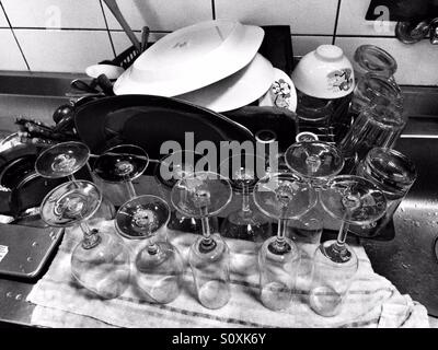 I piatti puliti dopo il partito Foto Stock