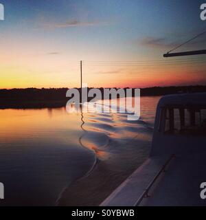 Crociera al Tramonto attraverso le lagune di Southport, NC. Foto Stock