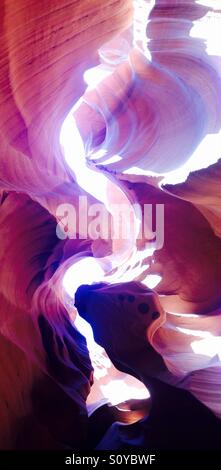 Vista dal basso verso l'alto di Antelope Canyon in Arizona. Foto Stock