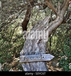 Vecchio rustico a signpost Fornalutx, vicino a Soller a Maiorca Foto Stock