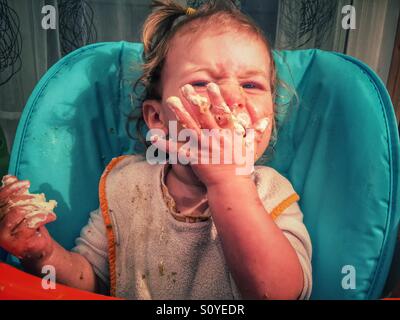 Baby mangiare faccia sporchi Foto Stock