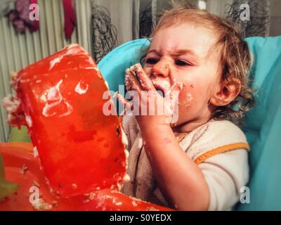 Un anno vecchia ragazza mangiare Foto Stock