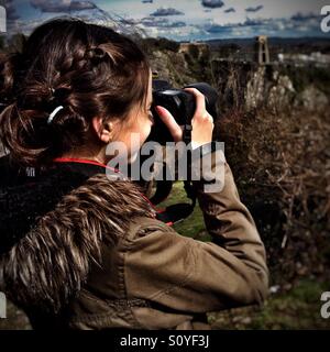 Ragazza prendendo foto sulla fotocamera reflex digitale Foto Stock