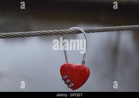 Amore bloccare oltre il ponte Foto Stock