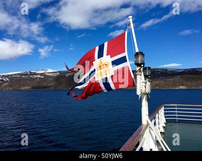 La Norwegian flag Post sul retro di una imbarcazione. Questo indicatore viene utilizzato su tutte le navi norvegesi che porta post. Foto Stock