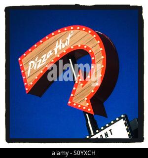 In stile retrò Pizza Hut segnale illuminato con cielo blu sullo sfondo Foto Stock