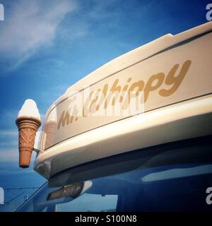 Signor whippy ice cream van con cielo blu Foto Stock