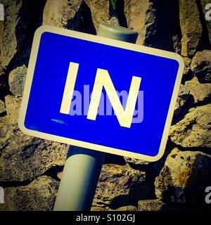 Vista ravvicinata di blu in segno con le lettere in bianco Foto Stock