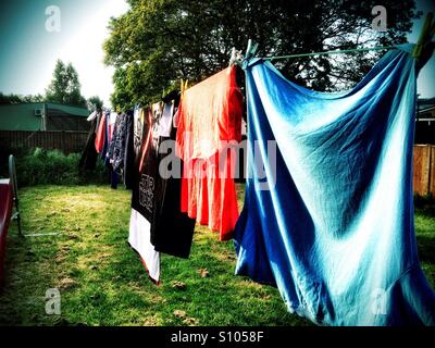 Servizio lavanderia essiccazione fuori su una linea di lavaggio. Foto Stock