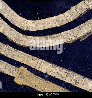Le doppie linee di colore giallo Foto Stock