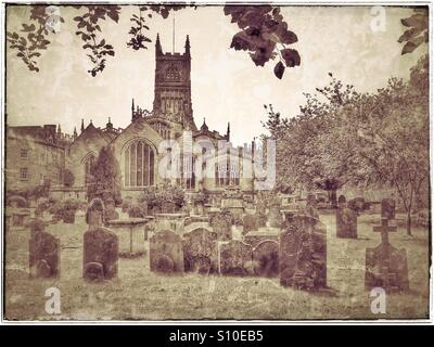 Un effetto di antica immagine della Chiesa Anglicana di San Giovanni Battista la Chiesa Parrocchiale e la sepoltura di massa/Cimitero a Cirencester, Gloucestershire, Inghilterra. Credito foto - © COLIN HOSKINS. Foto Stock