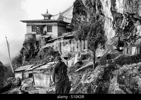 I monaci fuori Thuji Lhakhang Monastero nelle nuvole vicino a Thimphu Bhutan. Foto Stock