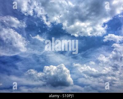 Bella soffici nuvole nel vedere il cielo blu su un giorno di estate guardando come il cielo Foto Stock