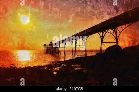 Clevedon Pier al tramonto. Una vista guardando ad ovest verso il Galles come il sole tramonta. Clevedon Pier, Somerset, Inghilterra è un grado uno struttura elencati. Credito foto - © COLIN HOSKINS. Foto Stock