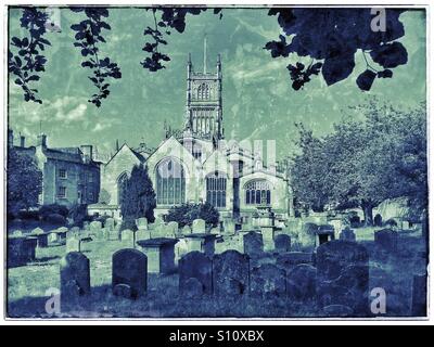 Un antico effetto immagine simile a un Cyanotype della chiesa parrocchiale e cimitero di San Giovanni Battista nel centro di CIRENCESTER, GLOUCESTERSHIRE, Inghilterra. Credito foto - © COLIN HOSKINS. Foto Stock