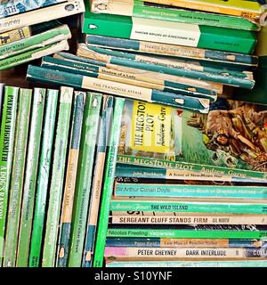 Pila di seconda mano libri verdi Foto Stock