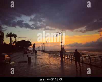 La gente che camminava sul lungomare Beirut Libano Foto Stock
